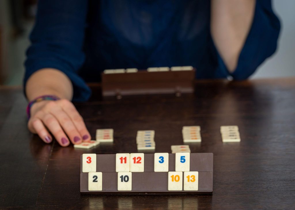 Rummikub rack organized to show multiple possible runs and group combinations